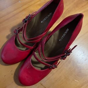 I’m selling a pair of high heels color red